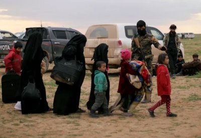 أنقاض "الخلافة".. نساء وأطفال وجثث يخرجون من الباغوز