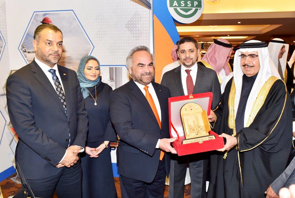معالي وزير الداخليّة يزور جناح جيبك بالمعرض المصاحب
