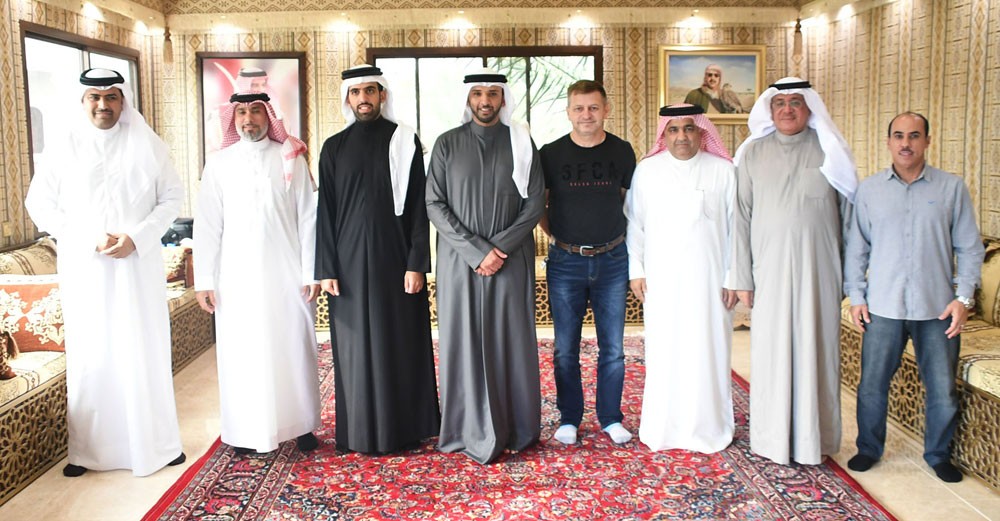 رئيس اتحاد الكرة ينوه بعمل المدرب سكوب