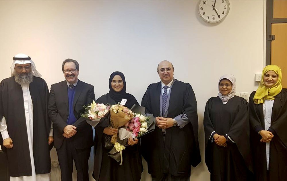 طالبة في جامعة البحرين تطور نموذجاً لمعرفة كمية الطاقة الناتجة عن الحرارة