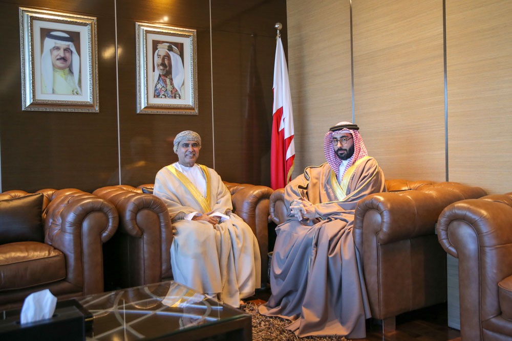 المؤيد يستقبل السفير العماني ويبحث معه تقوية العلاقات الشبابية والرياضية