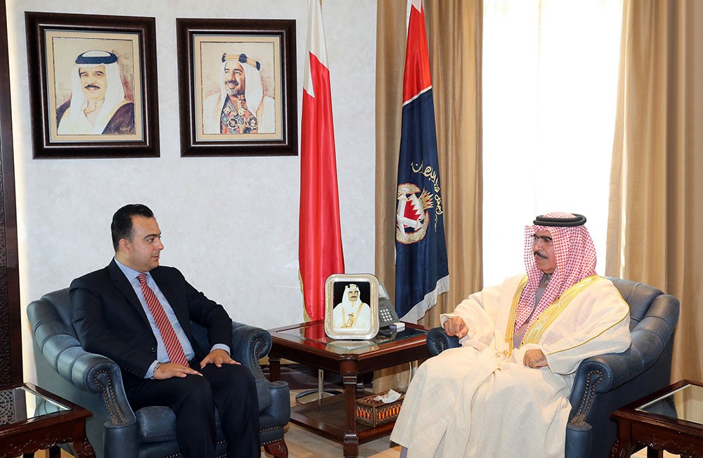 معالي وزير الداخلية يستقبل علي العرادي عضو مجلس الشورى