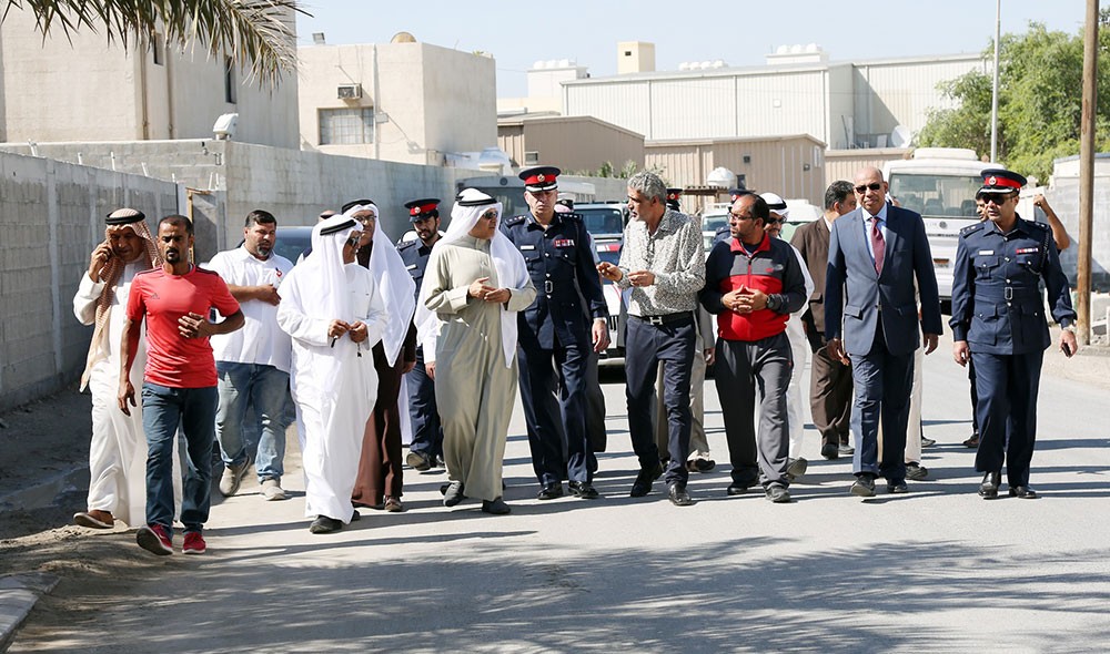 محافظ العاصمة يطلع على احتياجات الأهالي خلال زيارة ميدانية لمنطقة سترة