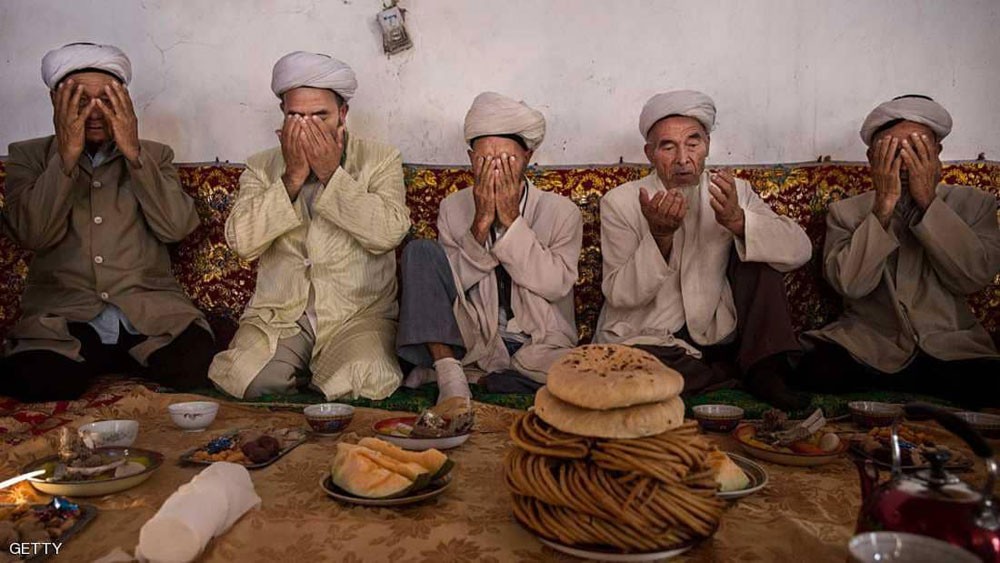  الصين.. إجبار مسلمين على أكل لحم الخنزير وشرب الكحول
