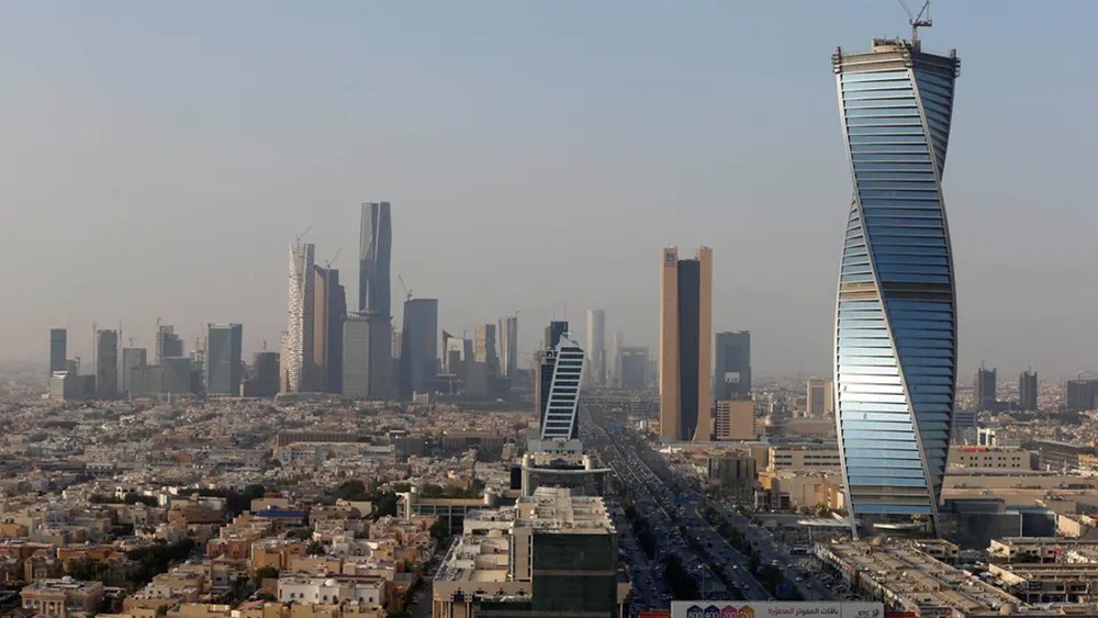 السعودية: 11.5 مليار ريال للمساعدة بدفع رسوم الوافدين