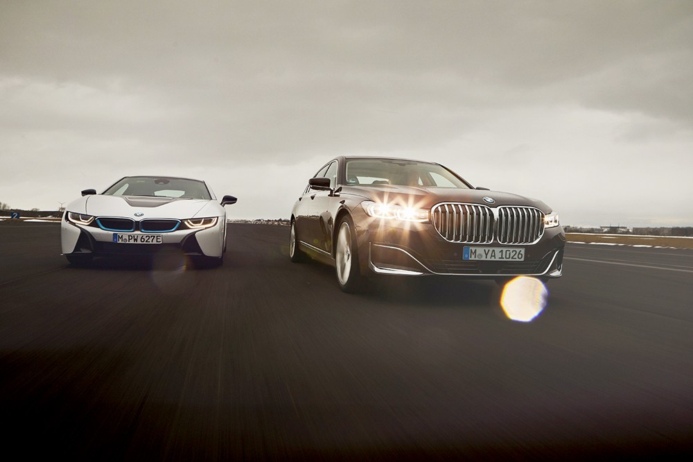 BMW الفئة السابعة الهجينة القابلة للشحن تمنحك متعة قيادة سيارة كهربائية من الفئة الفاخرة