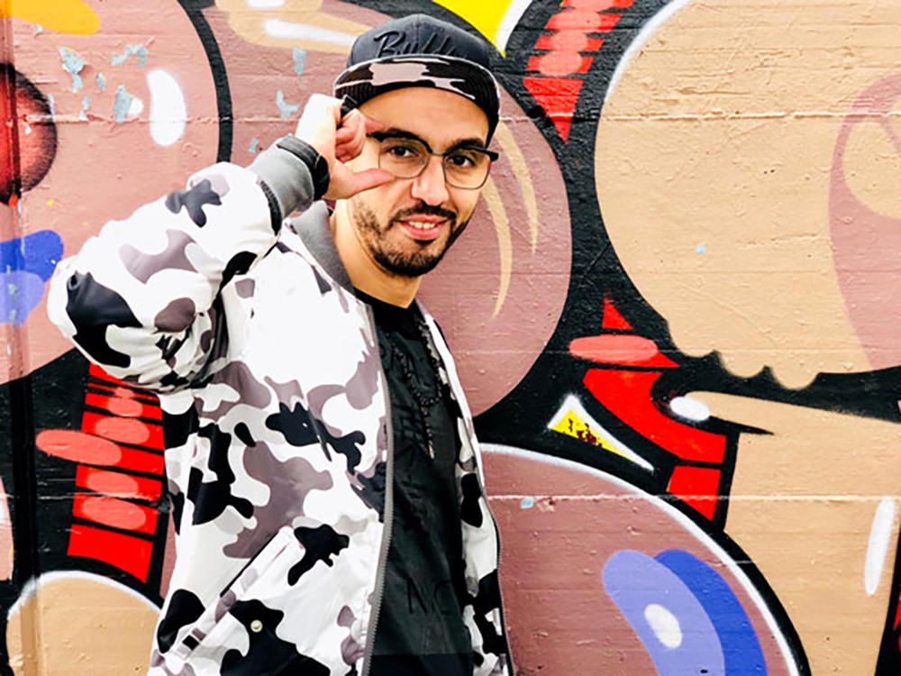  الشاب كاديل يغني "أنا نبغيها"