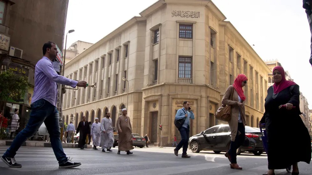 البنوك تسارع بخفض سعر الفائدة بعد قرار "المركزي المصري"