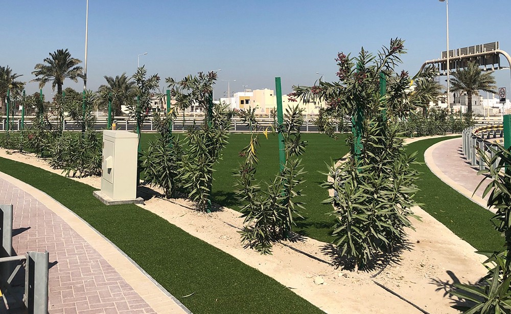 بلدية "الجنوبية" تُجمل مثلث المنطقة التعليمية بمدينة عيسى