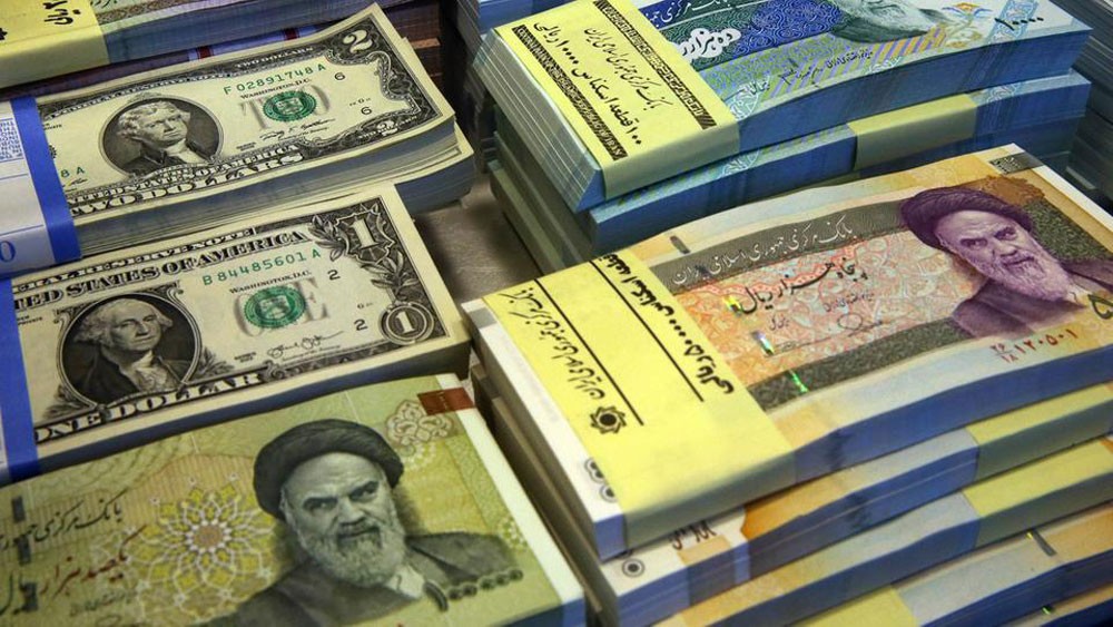 الريال الإيراني يقلع برحلة هبوط جديدة..130 ألفا للدولار