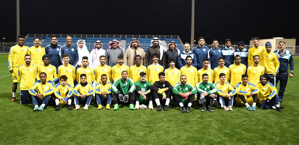 رئيس اتحاد الكرة يزور تدريبات الرفاع والحد