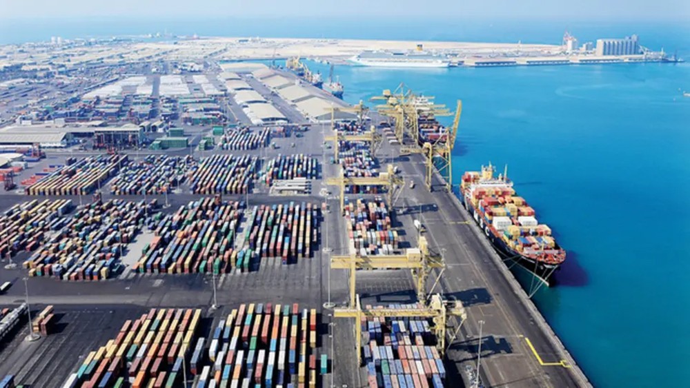الإمارات تنفي تخفيف الحظر على قطر في منافذها البحرية