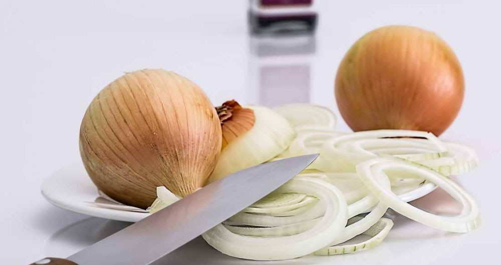رغم رائحتهما الكريهة.. الثوم والبصل سلاحك ضد مرض خطير