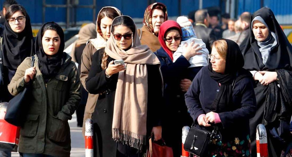 توقيف امرأتين في إيران بسبب الحجاب.. ورد شجاع من المارة
