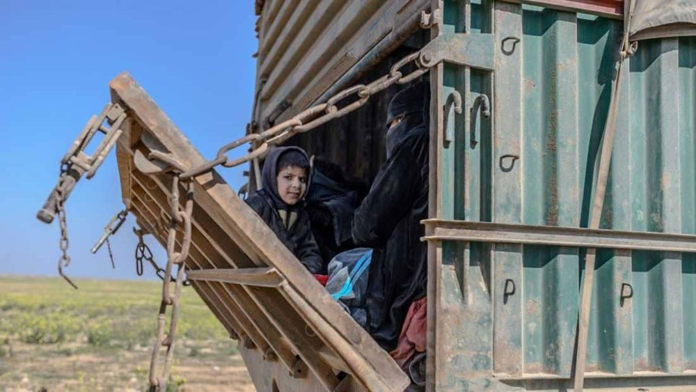 شاحنات نقل المدنيين تغادر آخر جيوب داعش "خاوية"