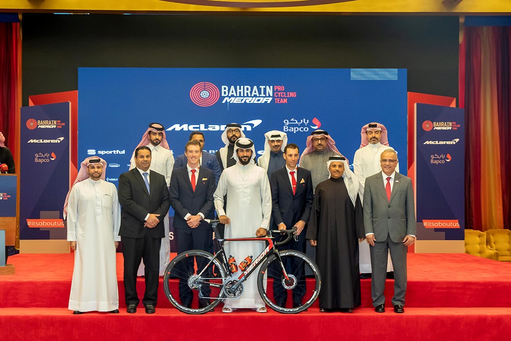 ماكلارين 570S تستقطب الاهتمام في فعالية Ride with the Team للدراجات الهوائية بالمنامة
