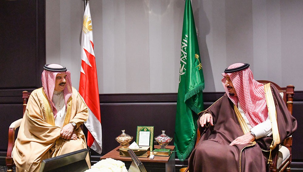 ملك البلاد يلتقي خادم الحرمين على هامش القمة العربية الأوروبية