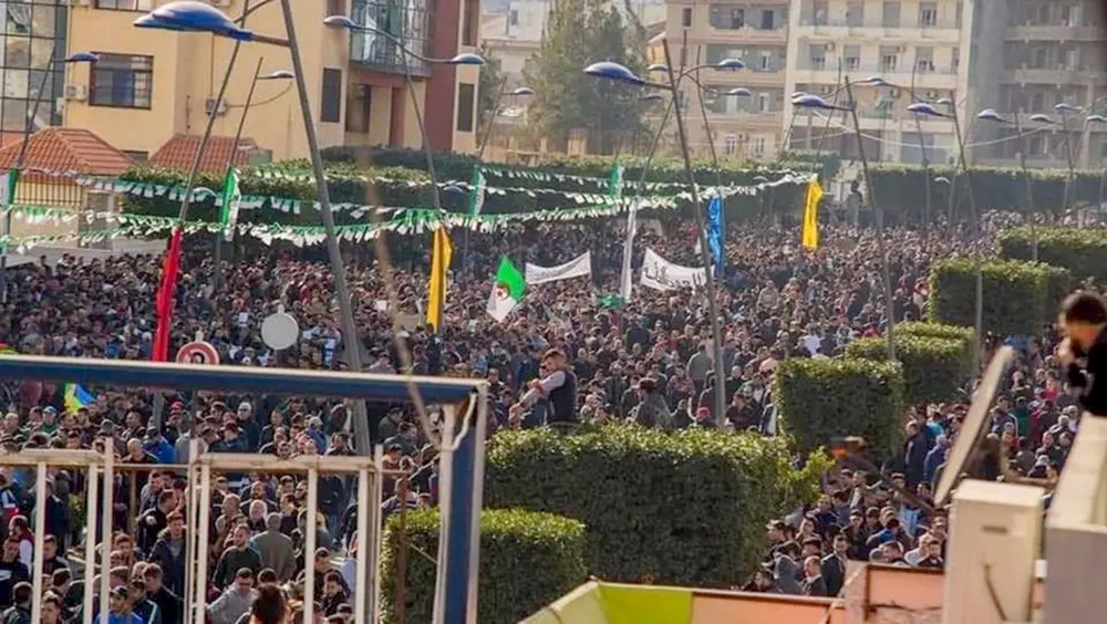 الجزائر.. دعوات للمزيد من المظاهرات والسلطة تحذّر