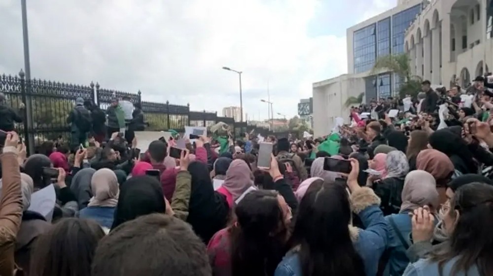 الأمن يمنع طلبة من الاحتجاج بالشارع على ترشح بوتفليقة