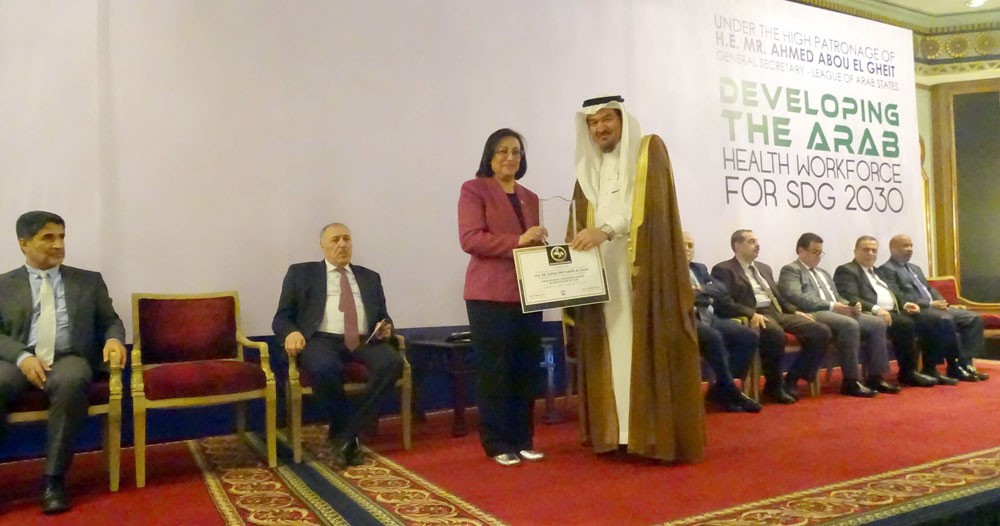 اتحاد المستشفيات العربية يمنح وزيرة الصحة جائزة المرأة القيادية في القطاع الصحي