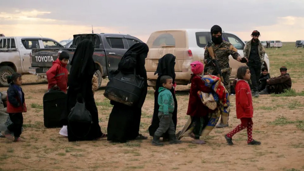 أنقاض "الخلافة".. نساء وأطفال وجثث يخرجون من الباغوز