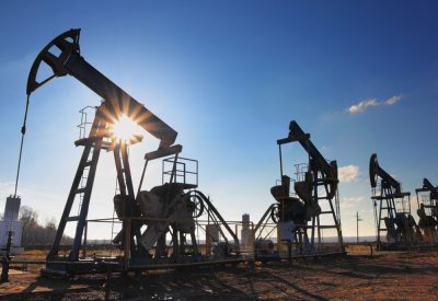  برنت يغلق منخفضا ولكن ينهي فبراير على مكاسب بنحو 7%