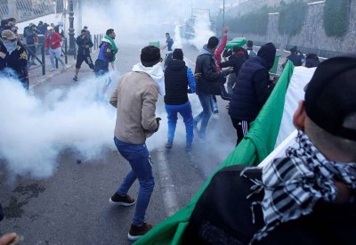  احتجاجات الجزائر.. سقوط أول ضحية وعدد كبير من المصابين