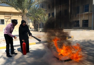 معهد البحرين للتدريب يدرب موظفيه على مكافحة وإخماد الحرائق