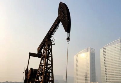 النفط يرتفع بفعل آمال اتفاق التجارة وخفض إمدادات أوبك