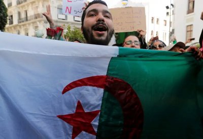 "رفاق بوتفليقة" يتخلّون عنه ويلتحقون بالحراك الشعبي