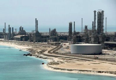 النفط يرتفع بفعل عقوبات فنزويلا وإيران وتخفيضات أوبك
