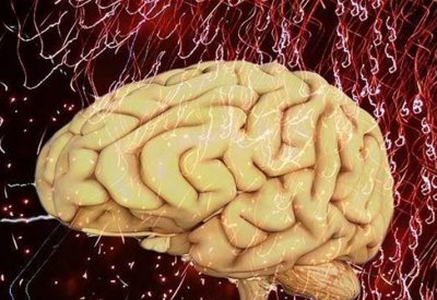 بينها العلاقة الحميمة.. إليكم 5 ممارسات لتحسين عمل الدماغ