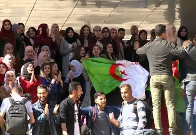 تلاميذ الثانويات يحتشدون بالشوارع رفضا لترشح بوتفليقة 