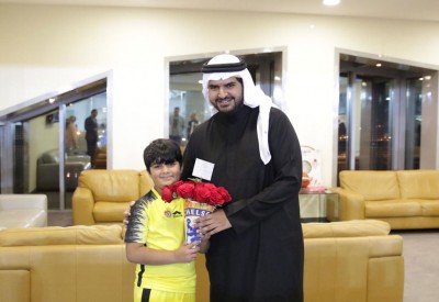 سمو الشيخ عيسى بن علي يستقبل الطفل الأهلاوي رضا