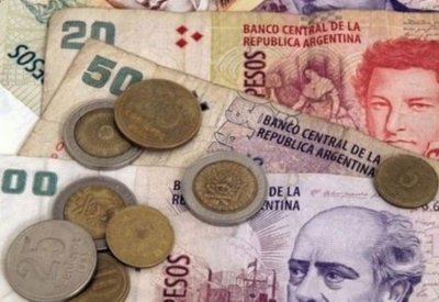 الأرجنتين ترفع الفائدة بقوة بعد انهيار البيزو