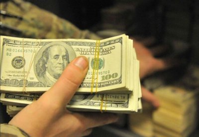 الدولار يتعافى مع عودة التوتر حيال خروج بريطانيا