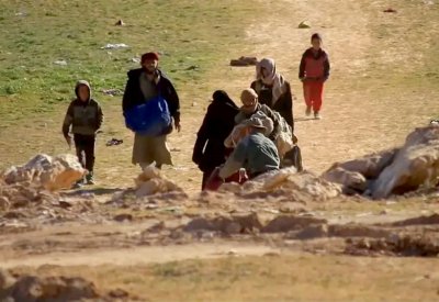 داعش يلفظ أنفاسه بسوريا.. وجدل حول دخول عائلاته العراق