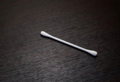 احذر تنظيف الأذن بأعواد القطن.. هذا ما فعلته بهذا الرجل