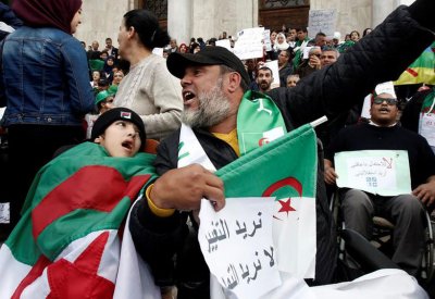 الحزب الحاكم في الجزائر: علينا أن نقف في صف المحتجين