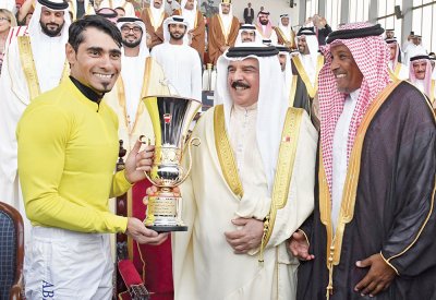 العاهل يتوج الفائزين بكأس جلالته لسباق الخيل بحضور سمو ولي العهد