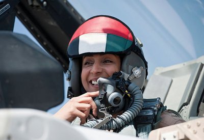 مصر تكرم أول إماراتية تقود طائرات حربية مقاتلة