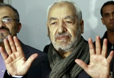 جماهير تونسية غاضبة تطرد الغنوشي.. "ارحل يا إرهابي"
