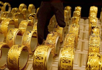 الذهب يرتفع لليوم الثاني مع انخفاض الدولار