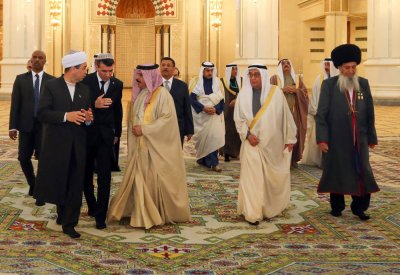 جلالة الملك يقوم بزيارة برج الاستقلال في العاصمة التركمانية عشق آباد