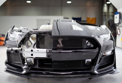 ما سرّ الأداء الفائق لسيارة موستانج شيلبي GT500 الجديدة كلياً؟