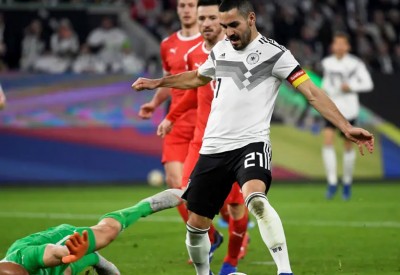 غوندوغان فخور بارتداء شارة قيادة المنتخب الألماني