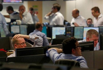 الأسهم الأوروبية تتراجع عن أعلى مستوى في نصف عام