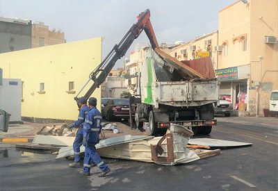 بلدية "الجنوبية" تزيل عدد من الكبائن والأكشاك المخالفة