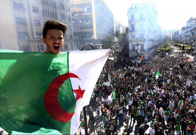 الجزائر.. تظاهرات حاشدة ضد بوتفليقة وسط العاصمة