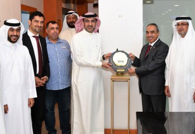 خلف والقائد يعلقان درع التصنيف الذهبي في المركز البلدي الشامل 